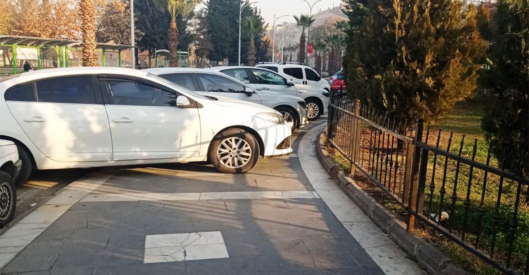 Balıklıgöl’de araçlar yaya kaldırımını işgal ediyor
