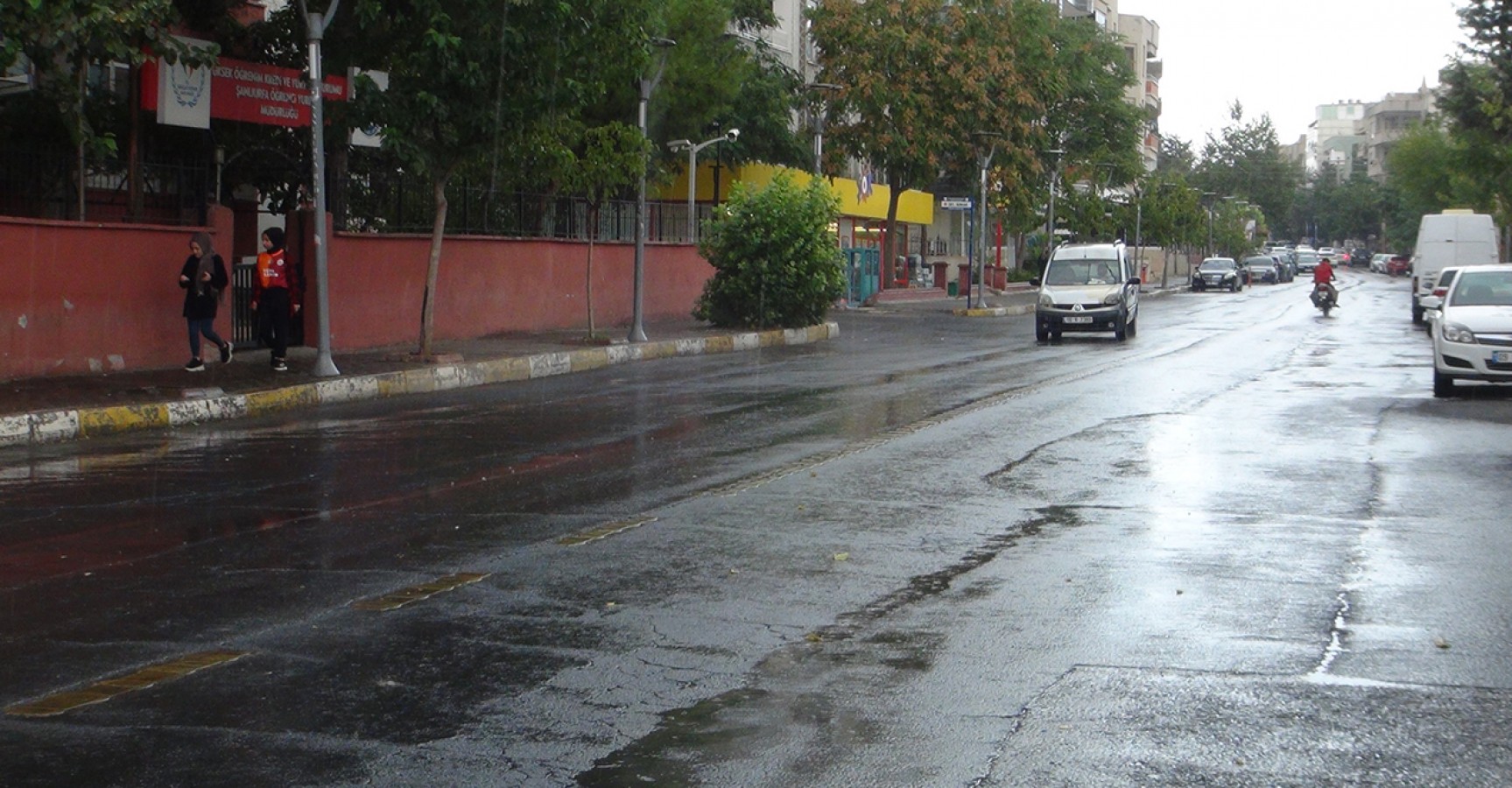 Şanlıurfalılar yeni yılın ilk gününe yağmurla uyandı