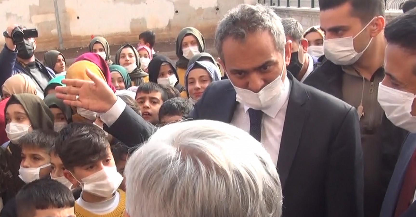Bakan Özer’den Urfa’da fırça! “Siz ne iş yaparsınız?”