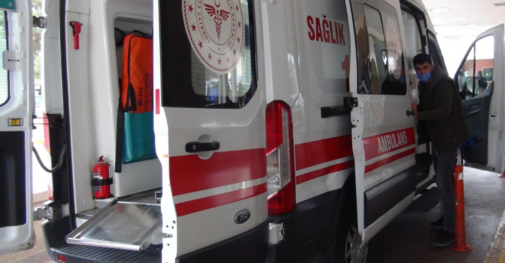 Elektrik direğine tırmandı, ölümden döndü