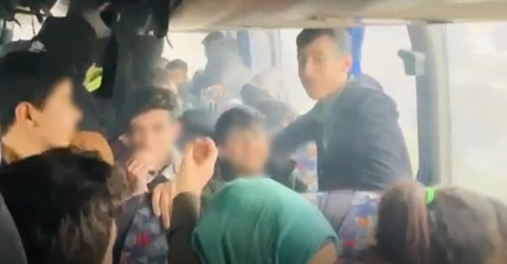 Lise öğrencilerinin serviste duman altı yolculuğu