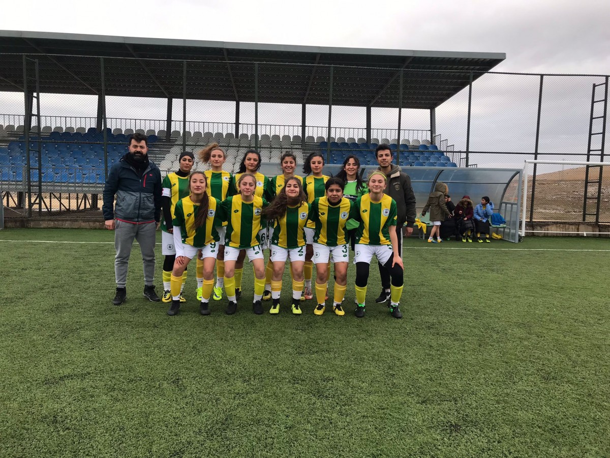Şanlıurfa Spor Lisesi kız futbol takımı namağlup bölge şampiyonu