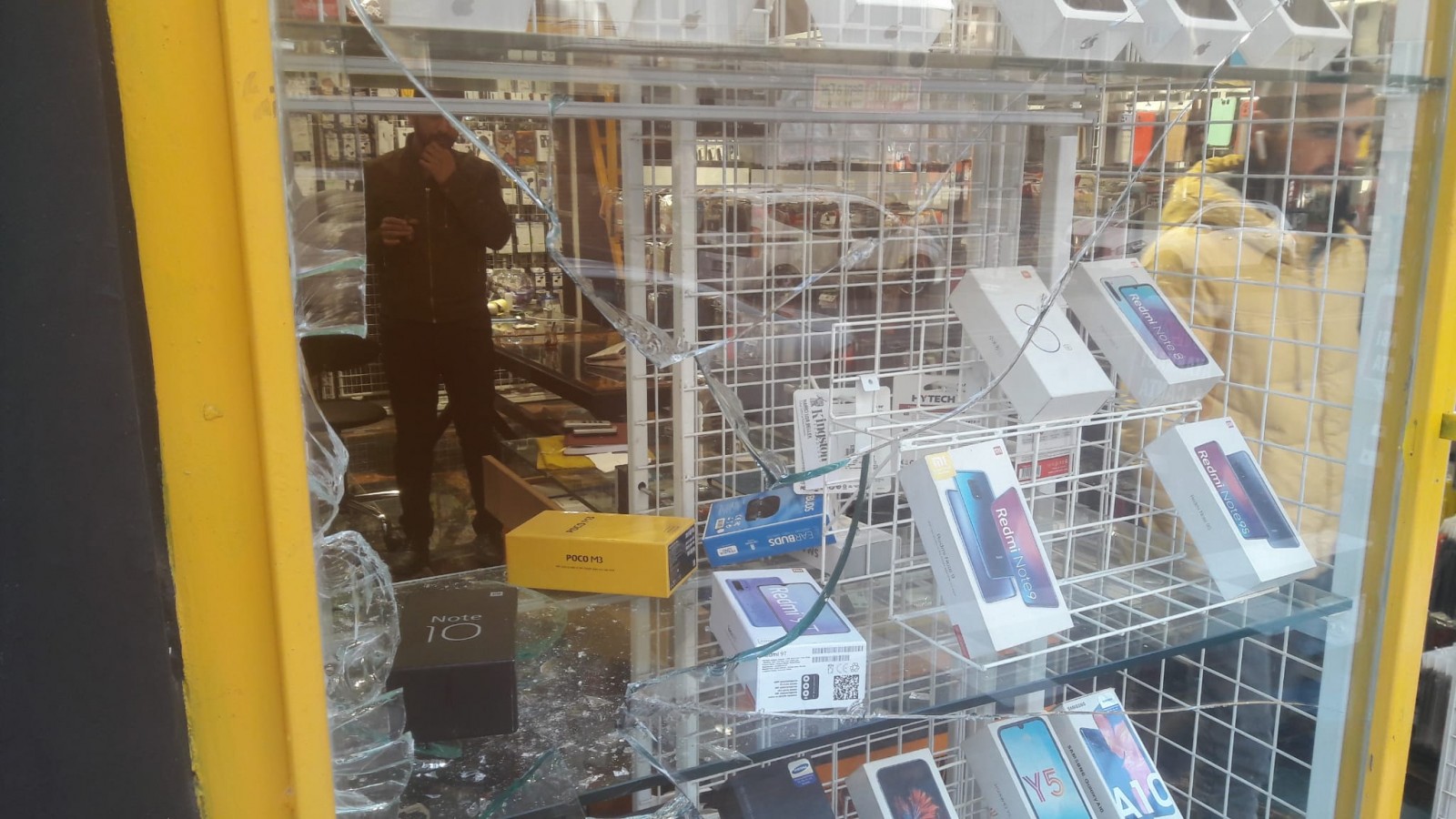 Boş cep telefonu kutularını dolu sandı
