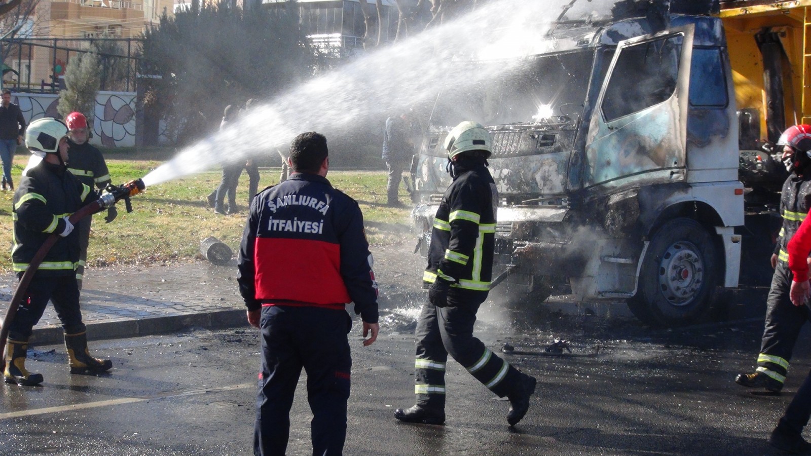 Şanlıurfa'da seyir halindeki tırda yangın çıktı