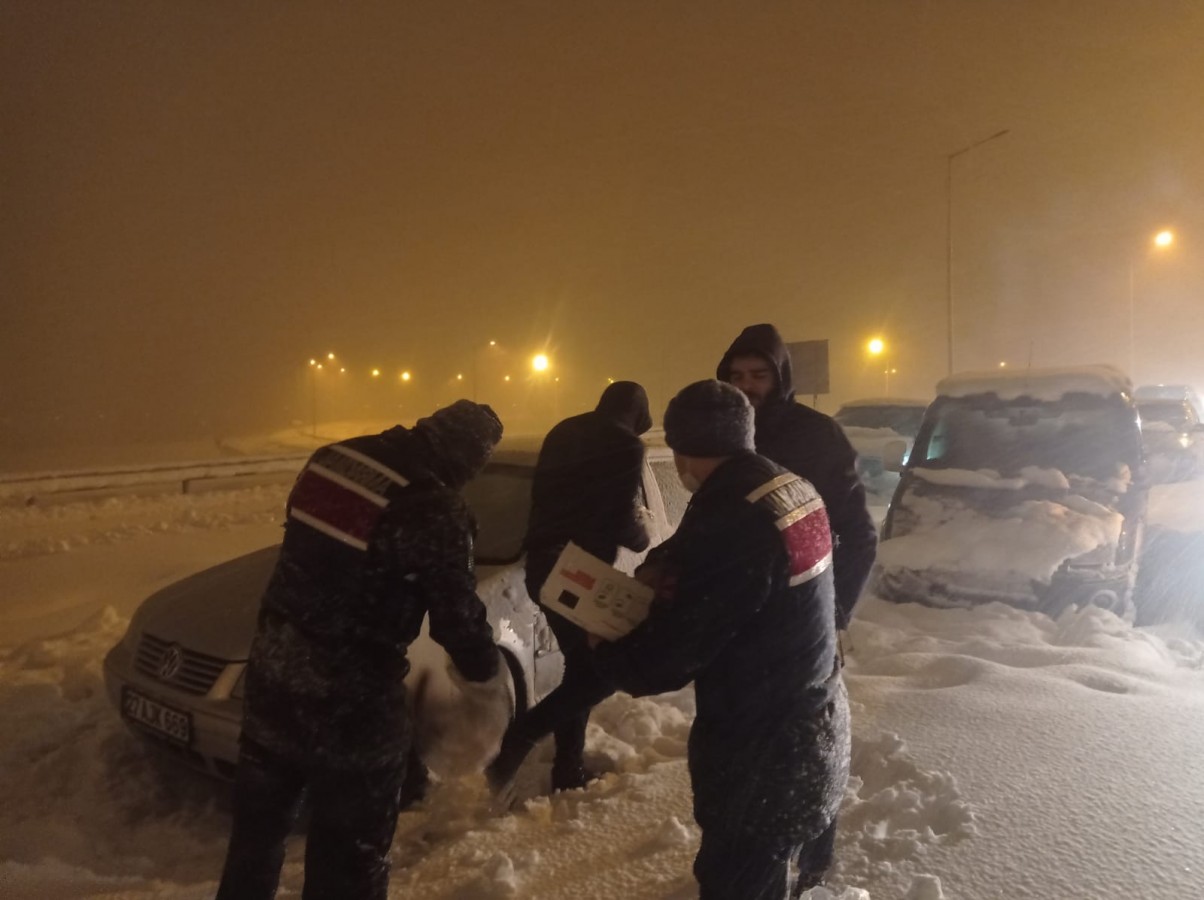 Çevre illerden Şanlıurfa'ya gelmek isteyenlere kar engeli!