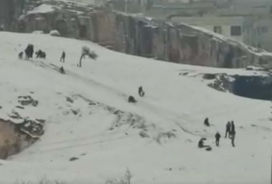 Urfa’da çocuklar kar sevincini kayarak yaşadı