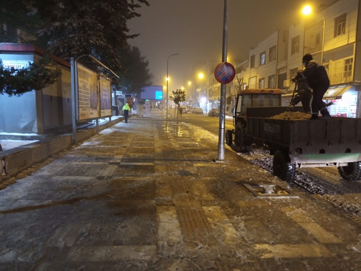 Buzlanmaya karşı cadde ve sokaklar tuzlanıyor