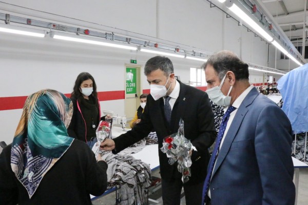 Kırıkçı, fabrikada çalışan kadınlara karanfil dağıttı