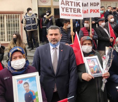 Kadınlar Günü'nde evlat nöbeti tutan annelere destek