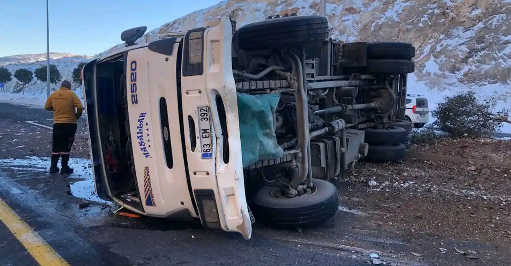 Buzlanan yolda kontrolden çıkan kamyon yan yattı!