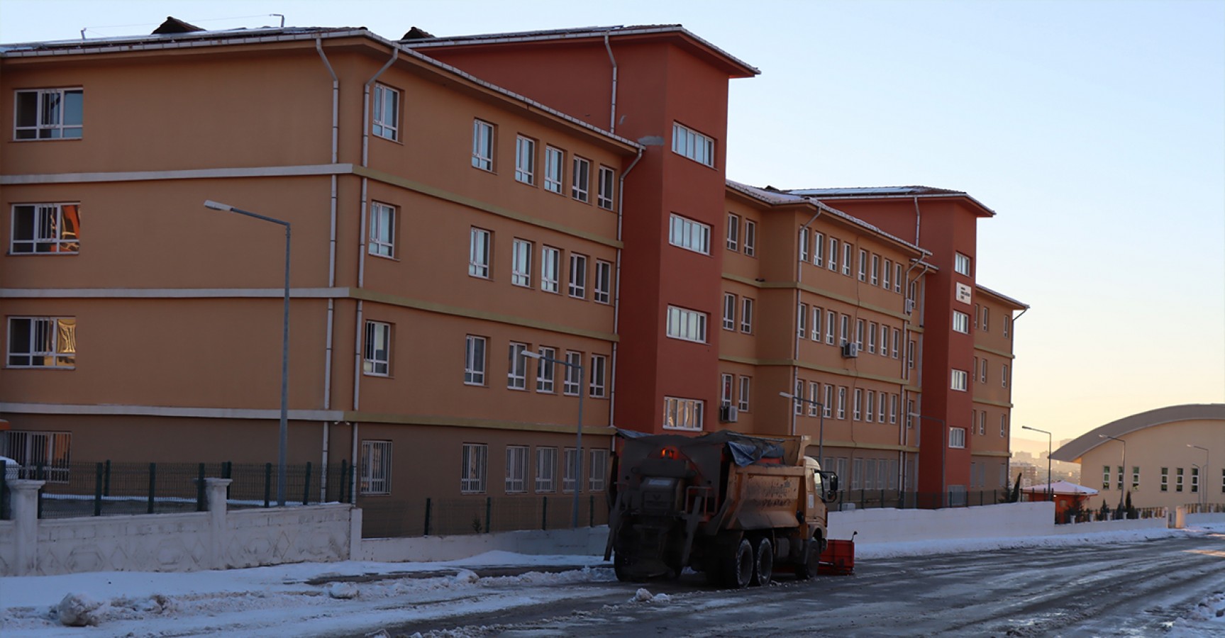 Büyükşehir Belediyesi'nden kampüste kar küreme ve tuzlama çalışması