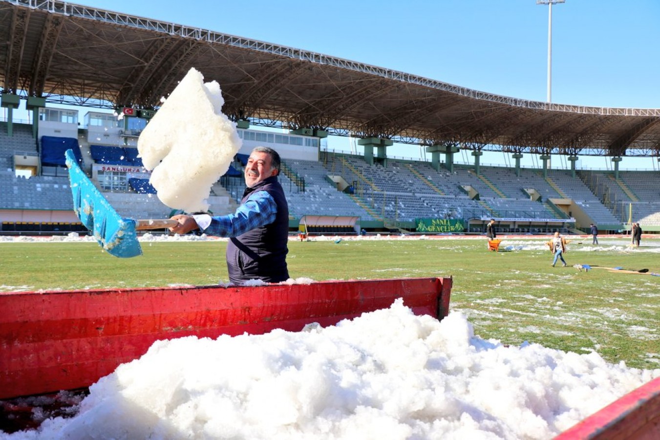 Şanlıurfa'da maç öncesi saha kardan temizleniyor