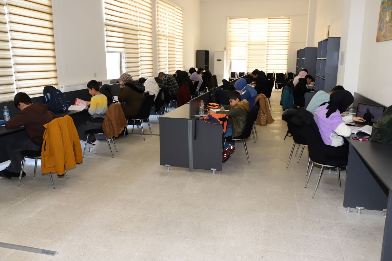 Öğrenciler sınava okuma salonlarında hazırlanıyor