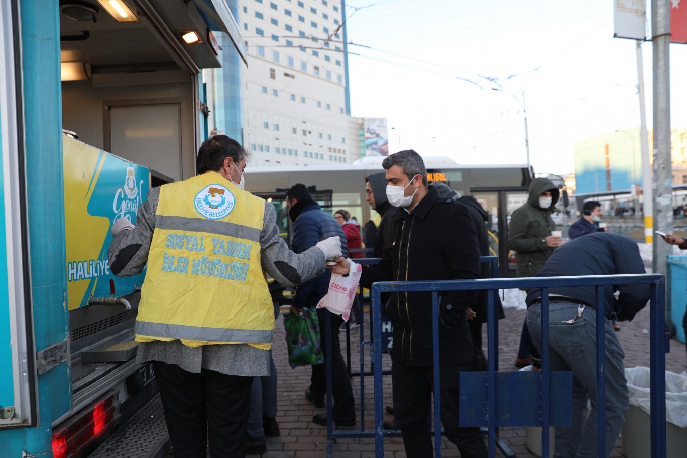 Haliliye’de vatandaşların içi sıcak çorbayla ısınıyor