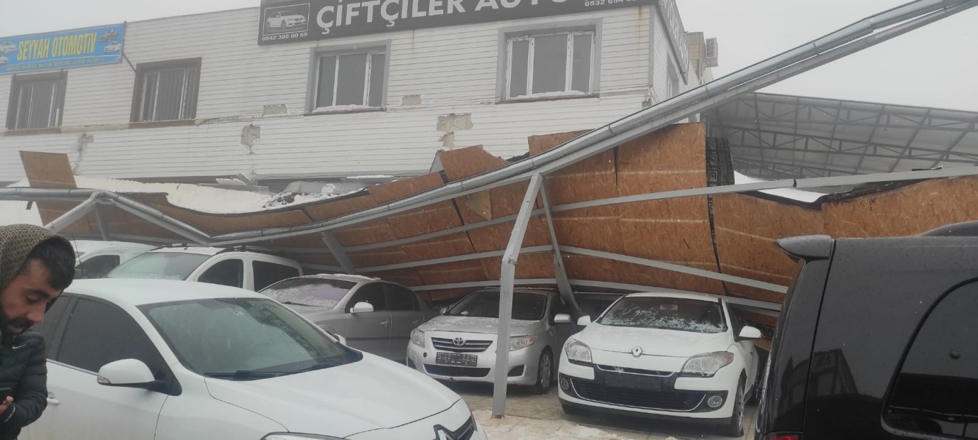 Galericiler sitesinde çatı çöktü!