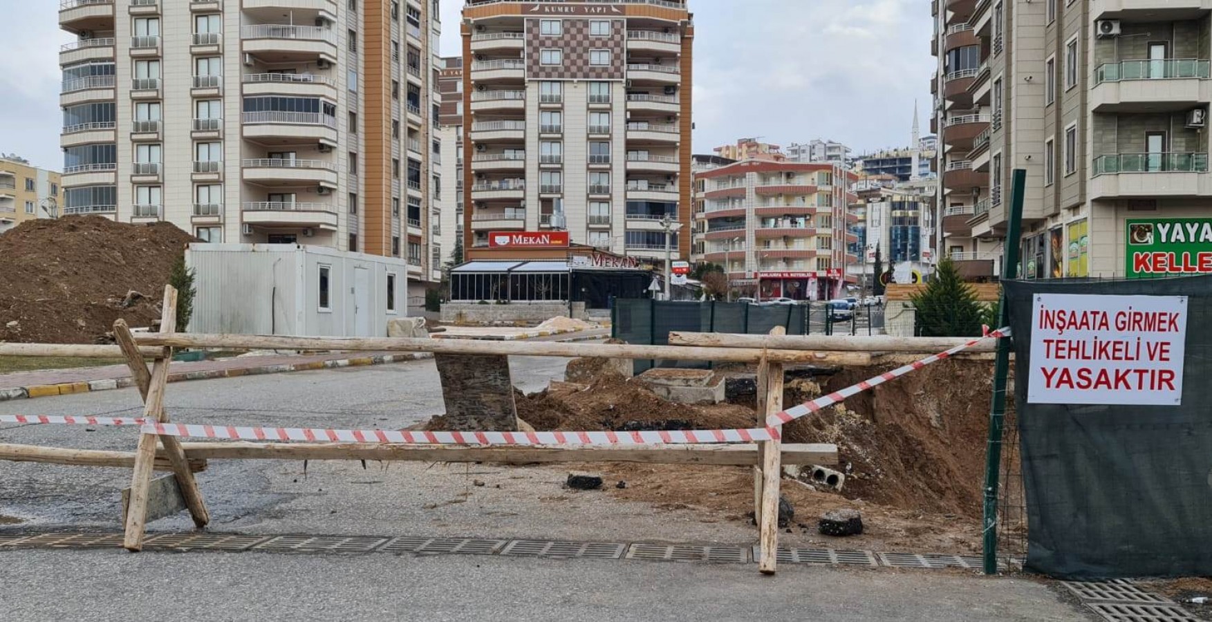 Karaköprü’de inşaat temeli kazılan sokağın zemini kaydı