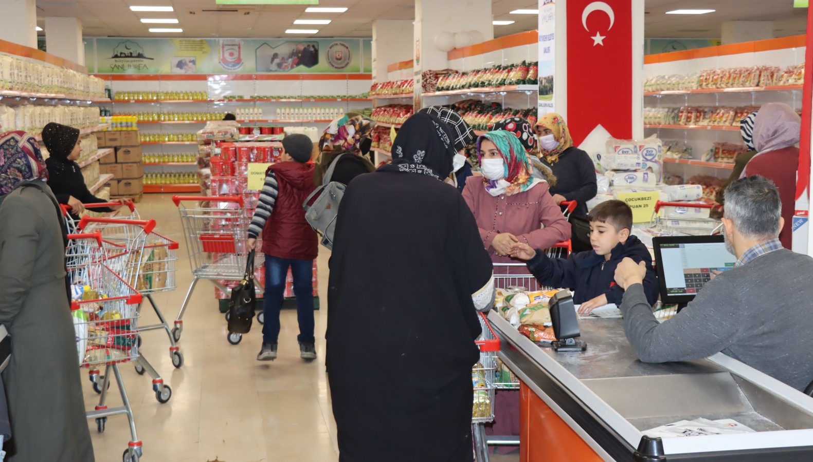 Büyükşehir, ihtiyaç sahibi ailelere destek sağlıyor