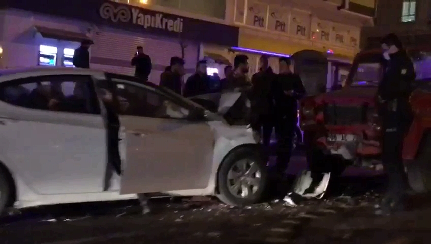 Kafa kafaya çarpıştılar! Yaralı var