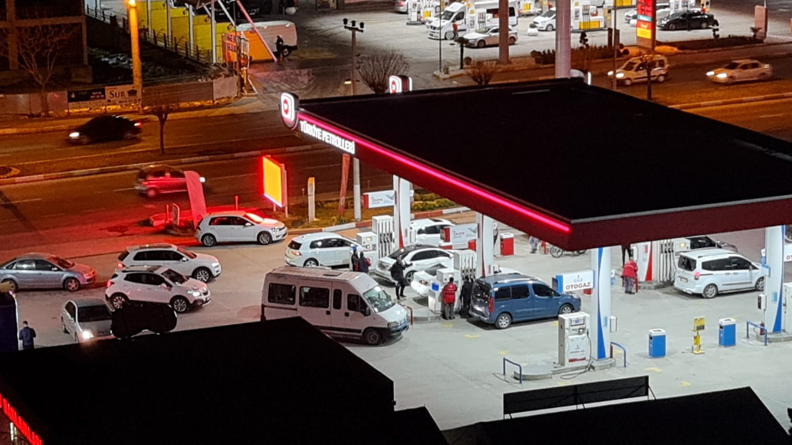 Urfalı sürücüler zam öncesi yine yakıt kuyruğunda