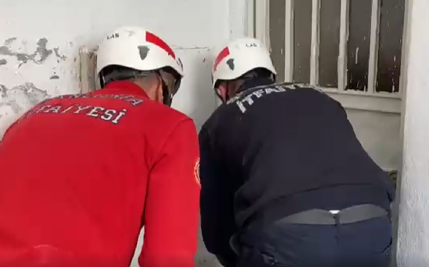 Parmağı demir kapıya sıkıştı!