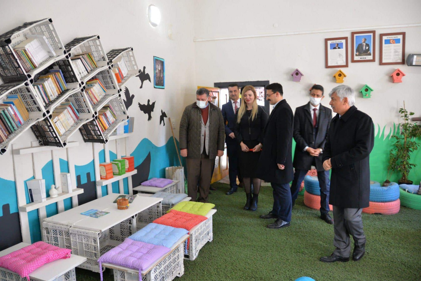 Atık malzemelerden kurulan kütüphane açıldı