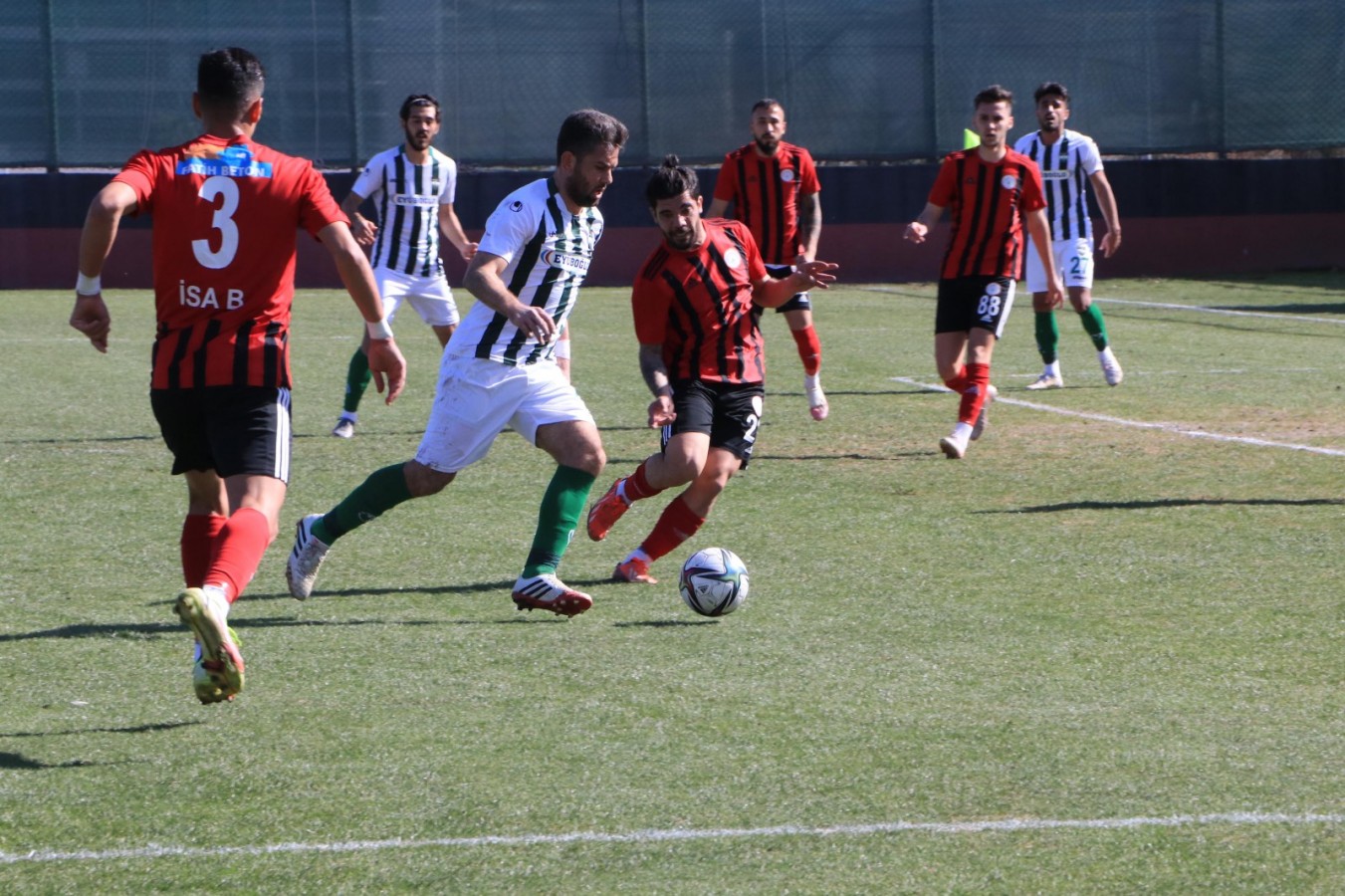 Karaköprü Belediyespor taraftarı önünde farklı mağlup