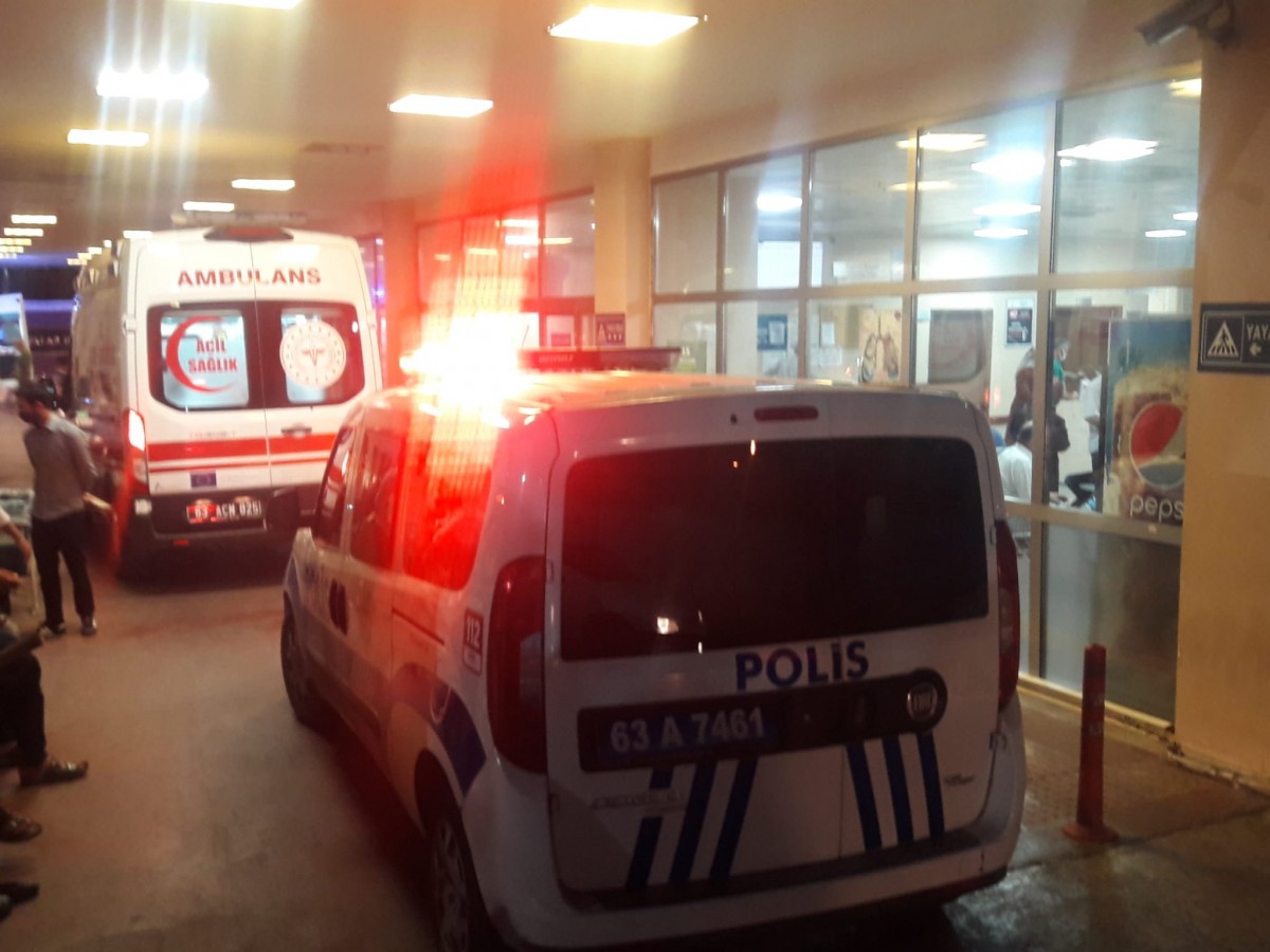 Elindeki bıçağı karşısındaki kişiye sapladı!