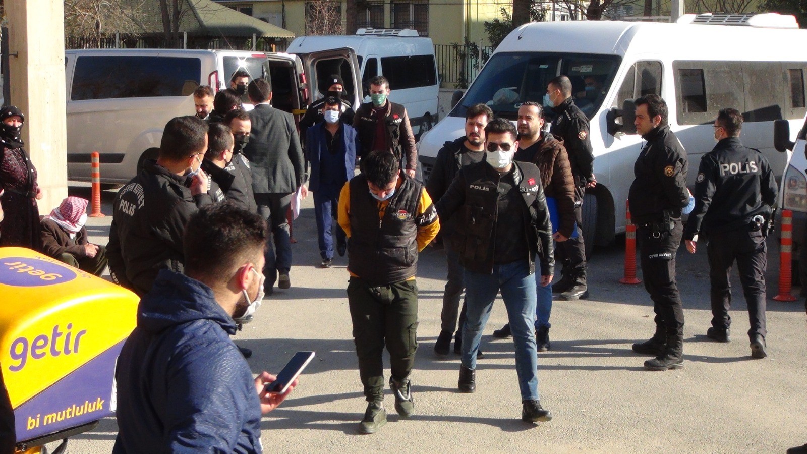 Urfa'da sokak ortasındaki cinayete ilgili 5 zanlı adliyeye çıkartıldı