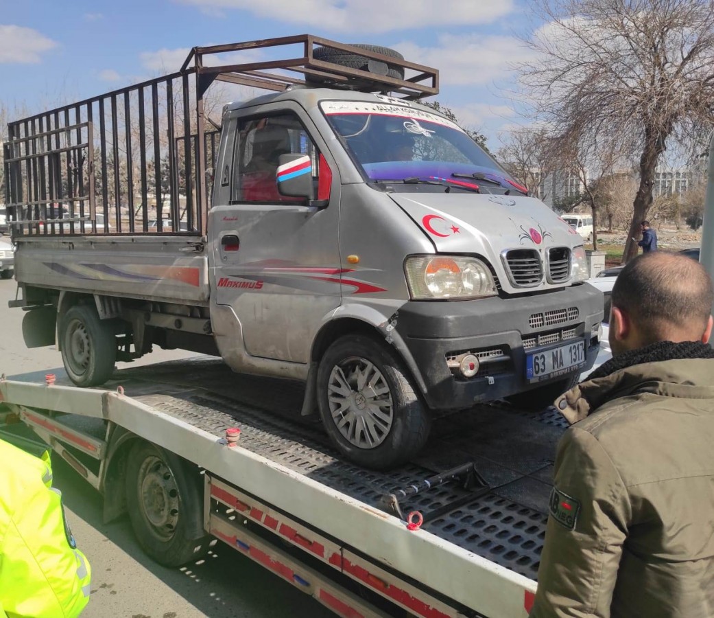 Kamyonet trafikten men edildi, sürücüye para cezası verildi