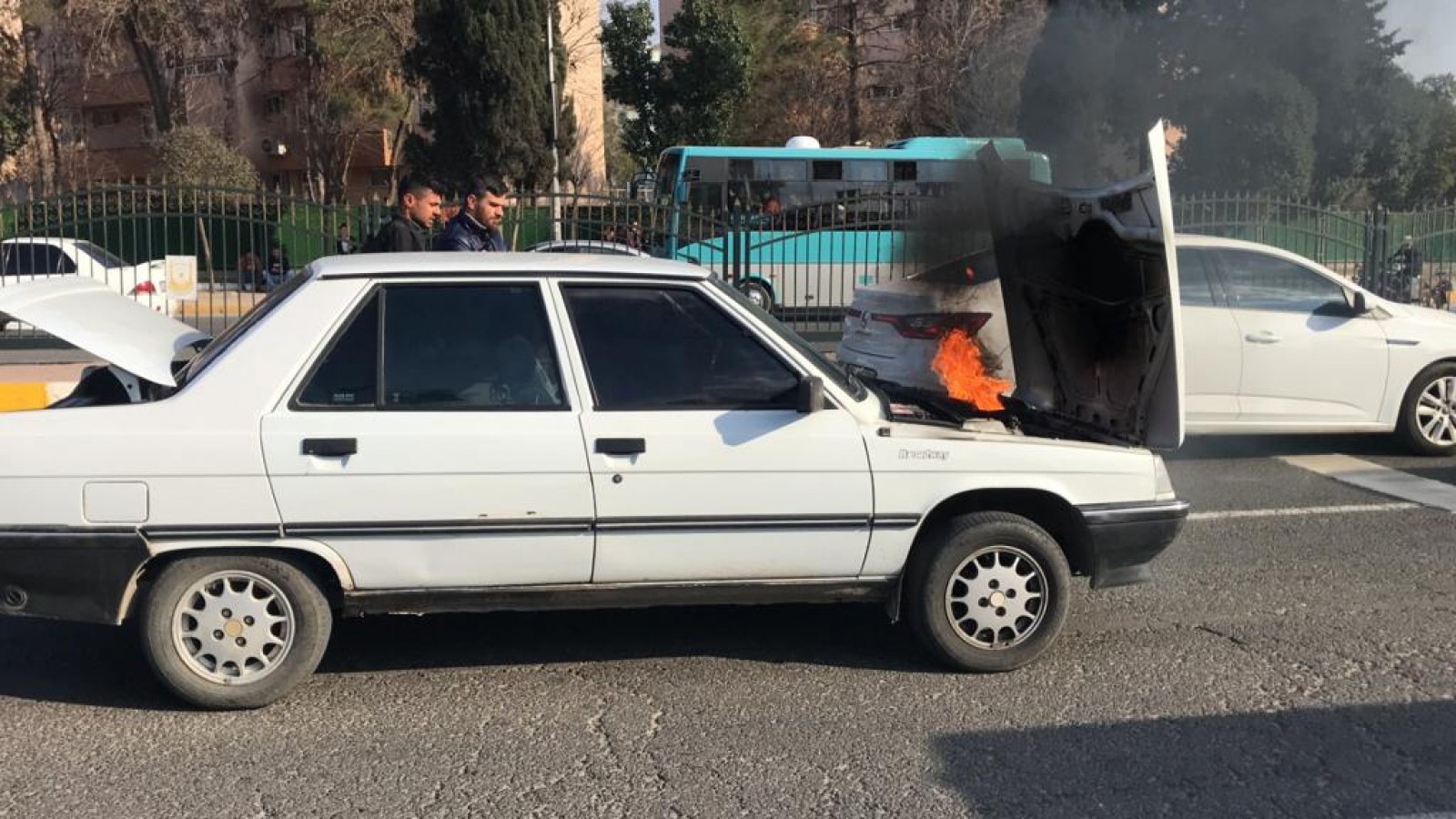 Seyir halindeki otomobil bir anda alev aldı!