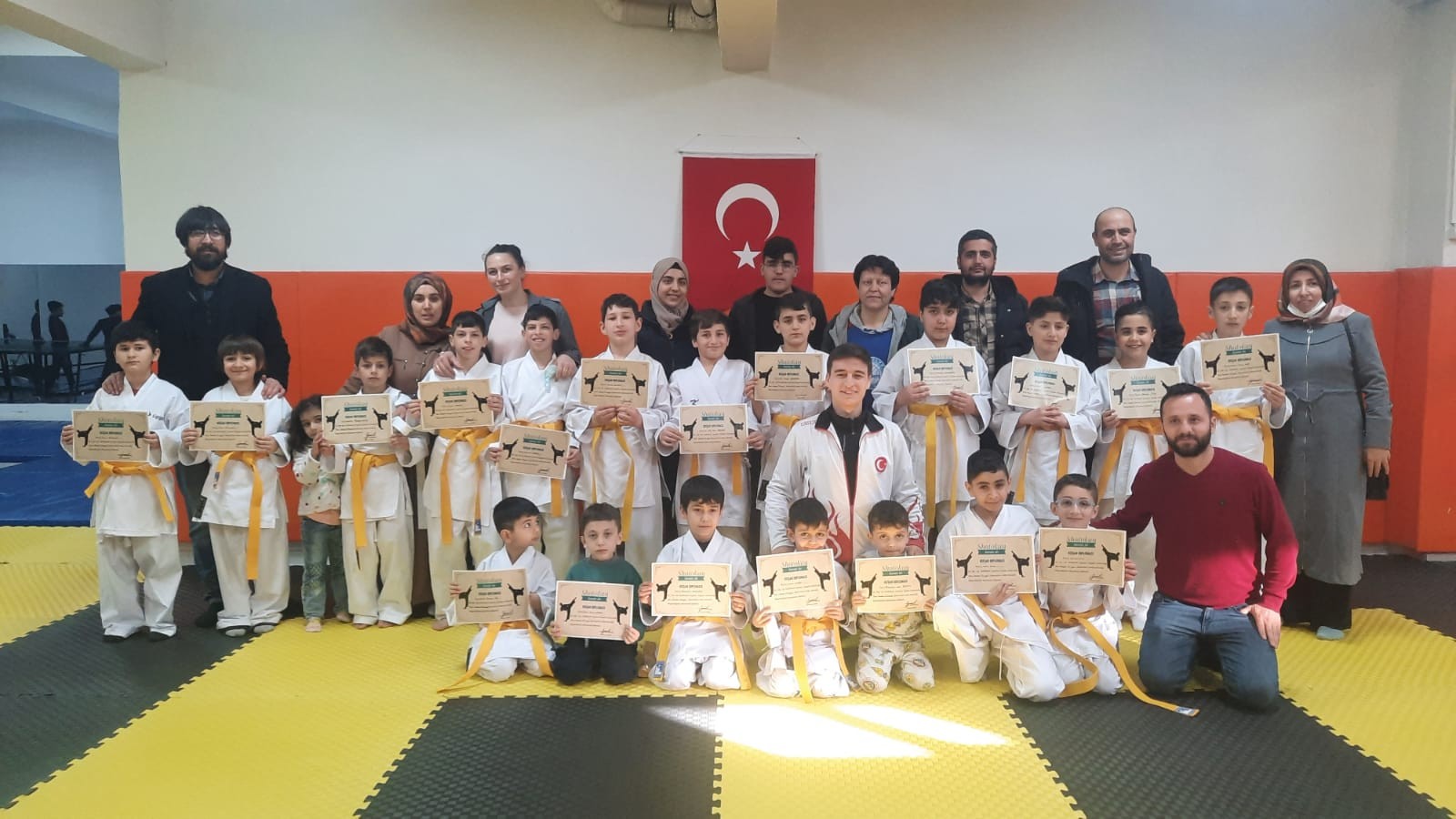 Karate kursunda başarılı olan öğrencilere kuşak belgesi