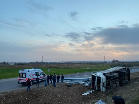 Şanlıurfa’da kamyon şarampole devrildi:1 yaralı
