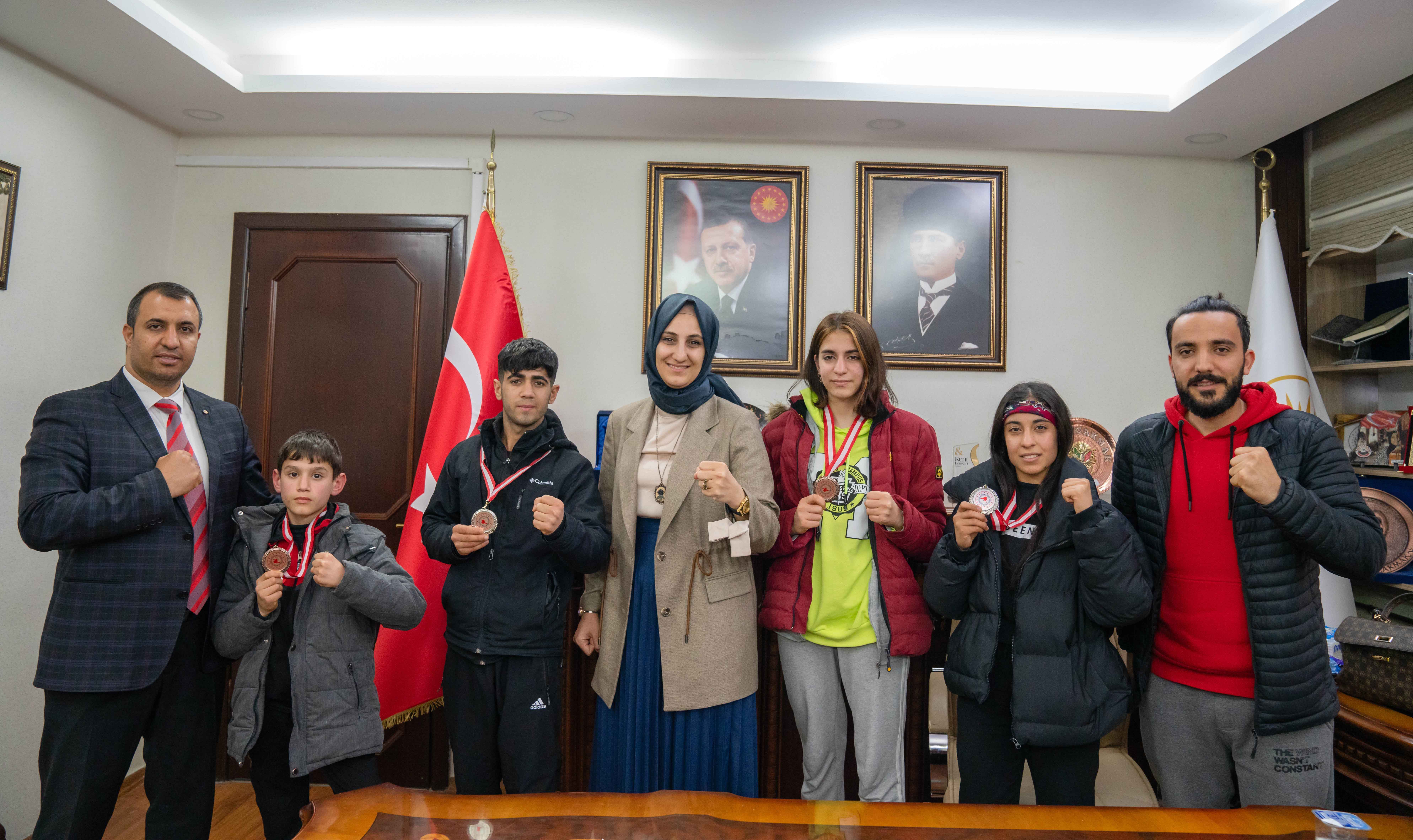 Çakmak,  Wushu Kung Fu sporcularıyla bir araya geldi
