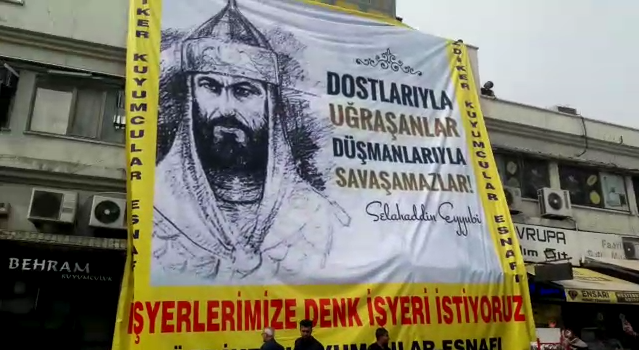 Çarşı esnafından davullu zurnalı yeni pankart