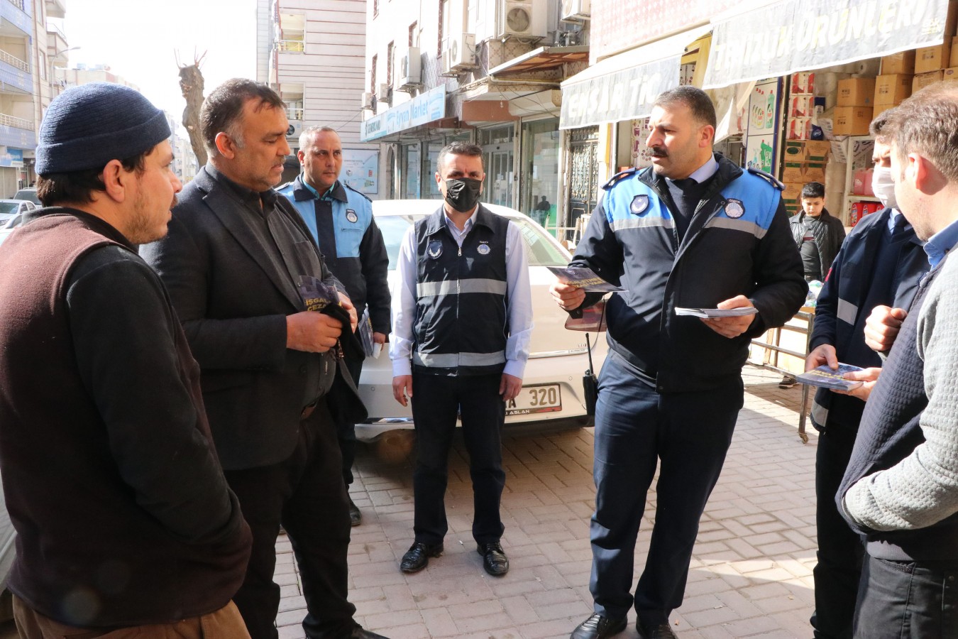 Haliliye’de kaldırım işgaline broşürlü önlem