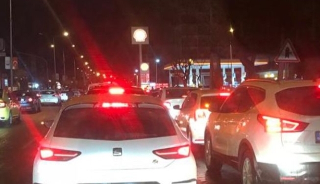 Rekor Zam Öncesi Akaryakıt Kuyruğu!