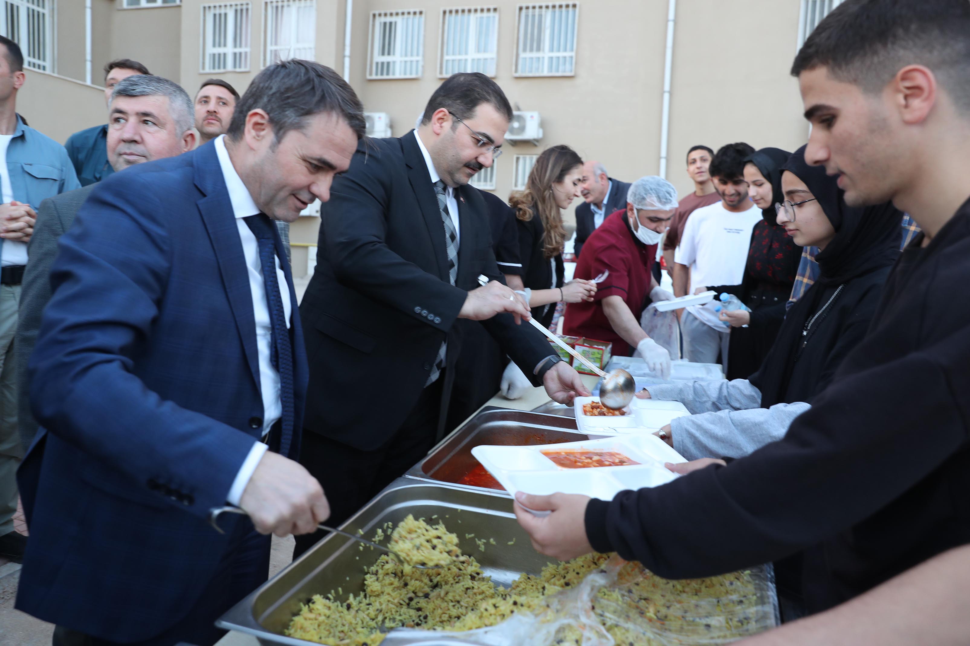BAŞKAN CANPOLAT GENÇLERLE RAMAZANIN BEREKETİNİ PAYLAŞTI