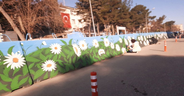 GÖNÜLLÜ ÖĞRETMENLERDEN BETON BOYAMA ÇALIŞMASI