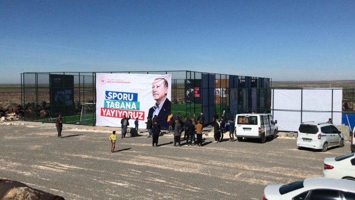 BAKAN KASAPOĞLU'NUN TALİMATIYLA VİRANŞEHİR'DE HALI SAHA VE TENİS KORTU YAPILDI