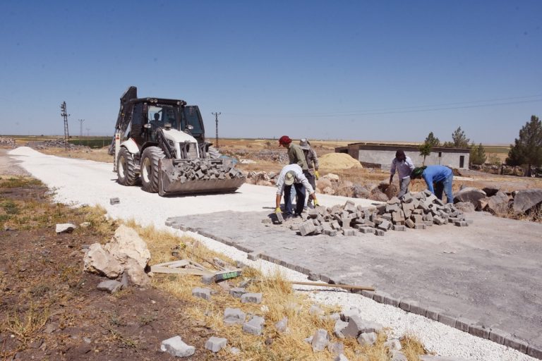 Hilvan Kırsalında Yol Yapım Çalışmaları Devam Ediyor