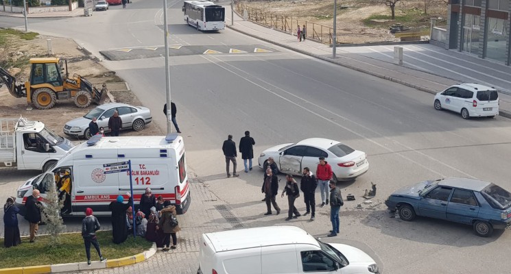 KARAKÖPRÜ’DE TRAFİK KAZASI: 2 YARALI