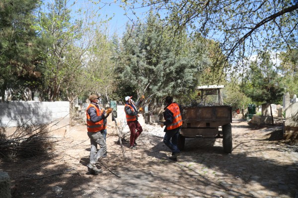 Şanlıurfa'da mezarlıklarda hummalı çalışma