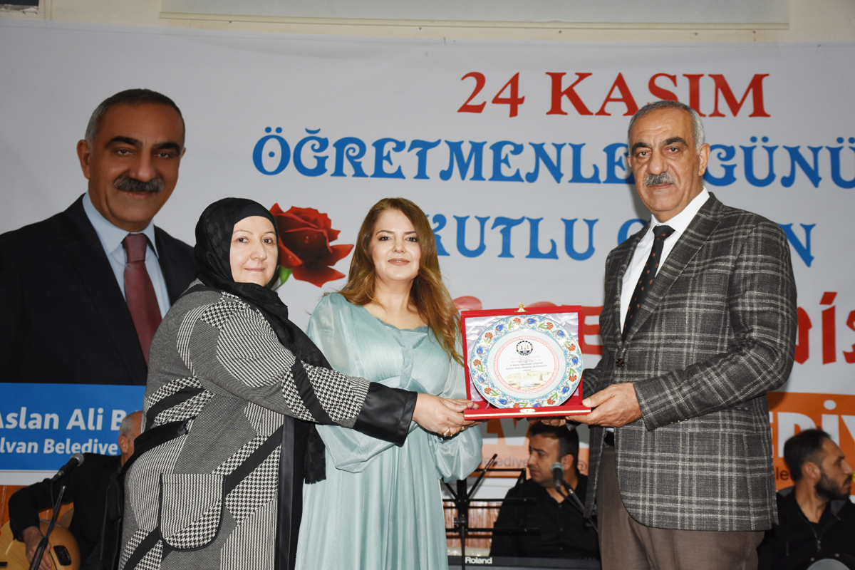 Münevver Özdemir Hilvan’da Sevenleri ile Buluştu