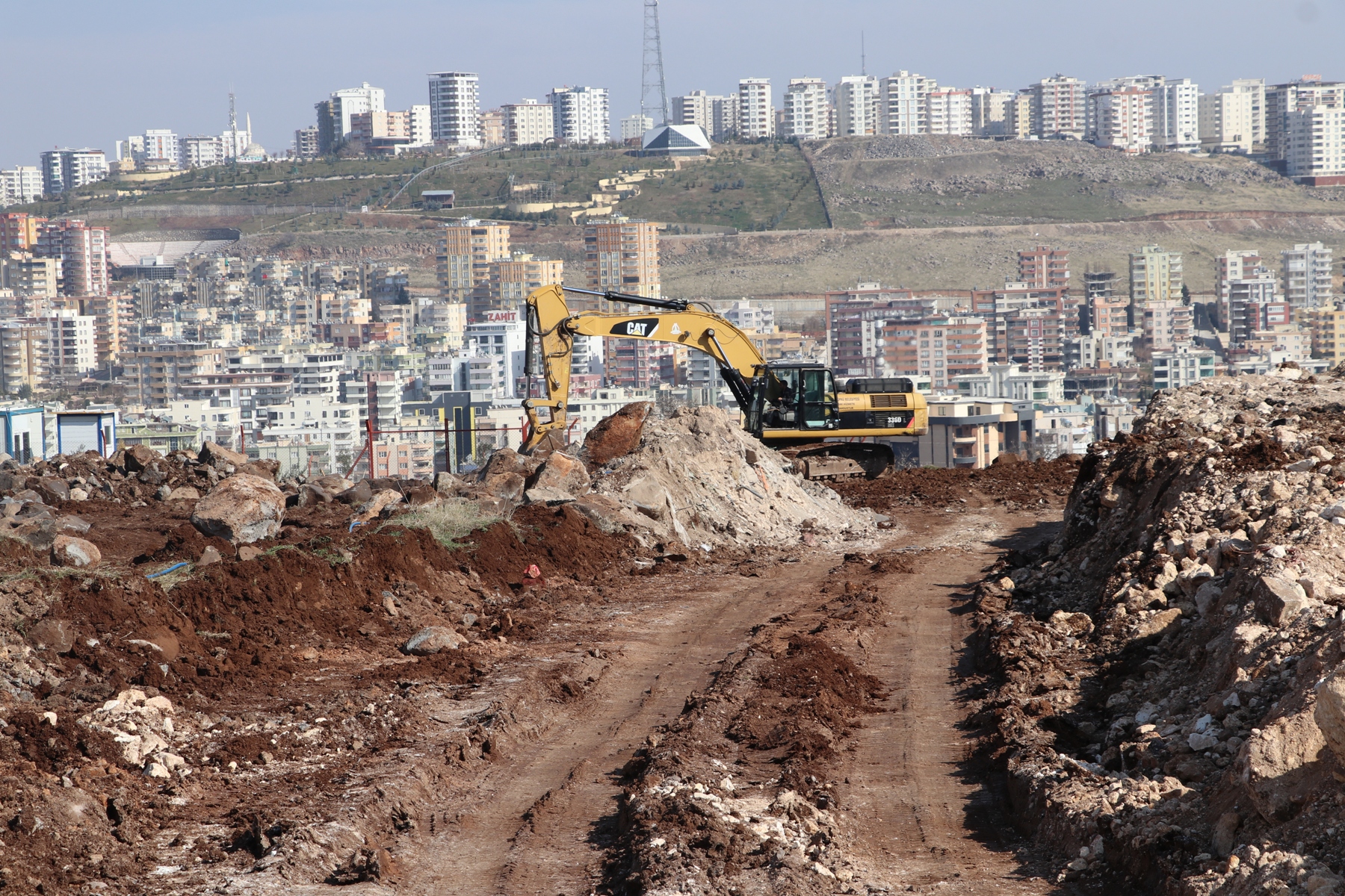 KARAKÖPRÜ'DE YOL AĞI GENİŞLİYOR