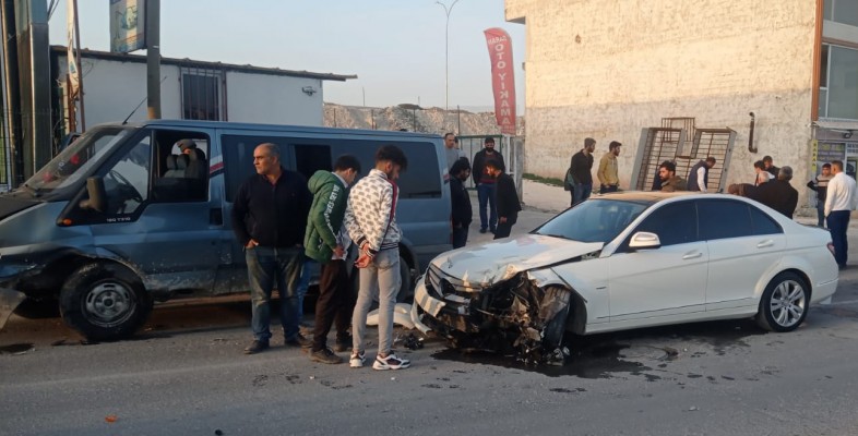 LÜKS ARAÇ İLE MİNİBÜS ÇARPIŞTI