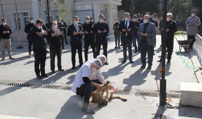 ŞANLIURFA'DA POLİSLERİN SELAMETİ İÇİN KURBAN KESİLDİ