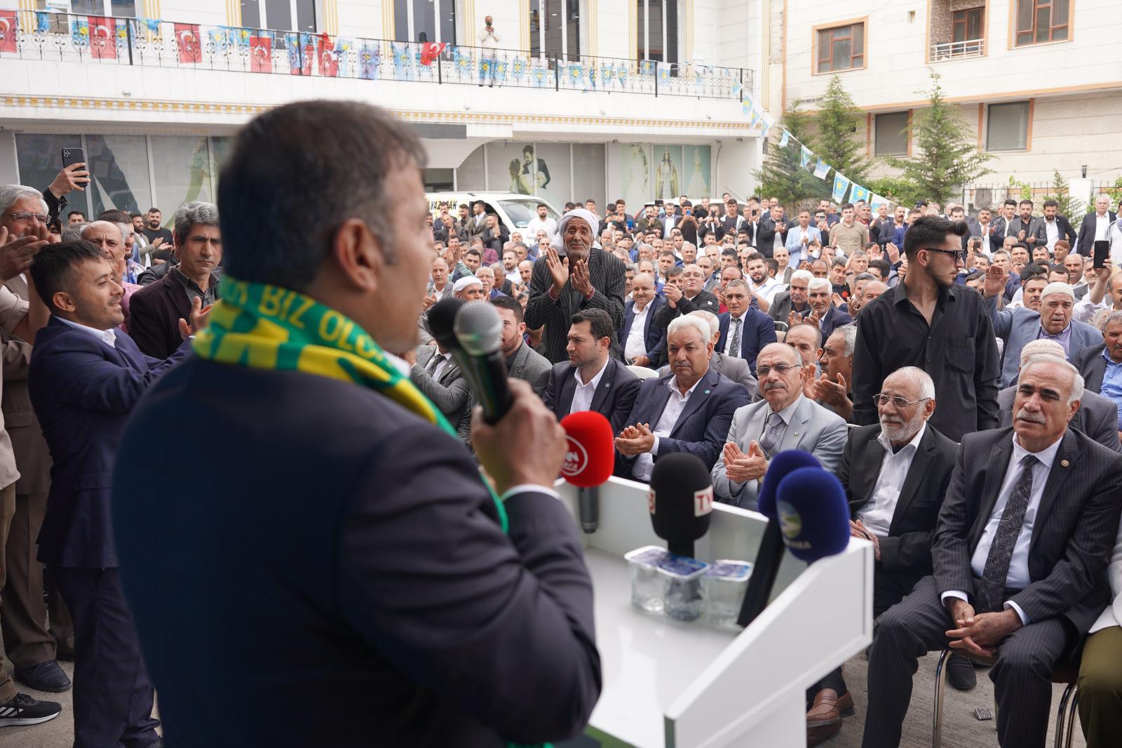 İYİ PARTİ BAYRAMLAŞMA TÖRENİ GÖVDE GÖSTERİSİNE DÖNÜŞTÜ