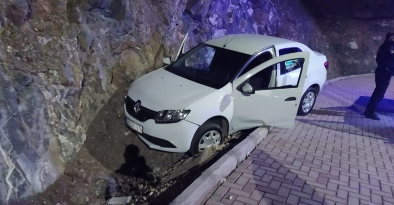 VİRAJI ALAMAYINCA KAYALIKLARA ÇARPTI!