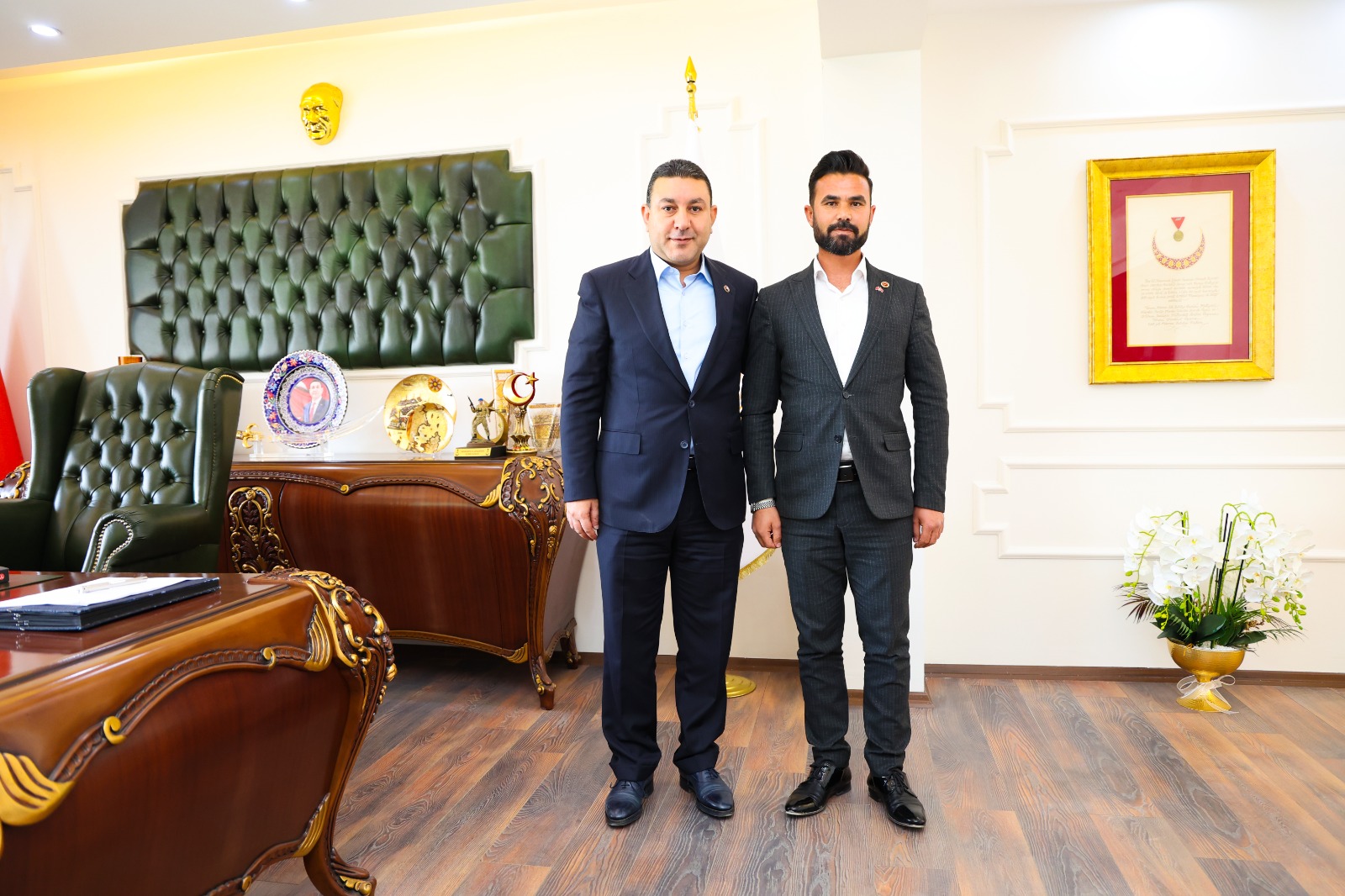 YENİDEN REFAH PARTİSİNDEN İSTİFA EDEREK MHP’YE GEÇTİ: ROZETİNİ BAŞKAN ÖZYAVUZ TAKTI