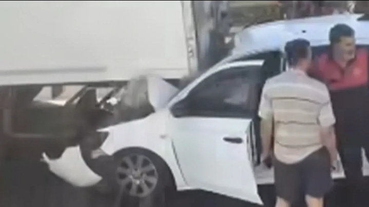 Şanlıurfa Feci Kaza! Otomobil, TIR ile Çarpıştı!